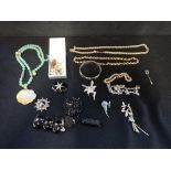 A COLLECTION OF JEWELLERY