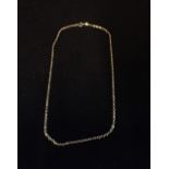 AN UNMARKED YELLOW METAL CHAIN LINK NECKLACE