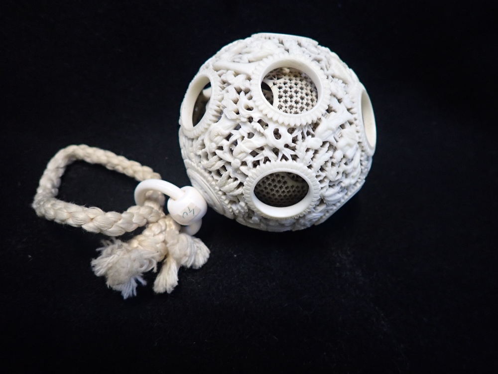 AN EARLY 20TH CENTURY CARVED IVORY PUZZLE BALL - Image 3 of 3