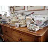 A LARGE COLLECTION OF TEA AND DINNER WARE