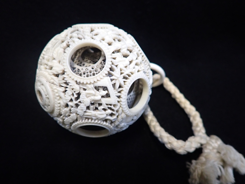 AN EARLY 20TH CENTURY CARVED IVORY PUZZLE BALL - Image 2 of 3