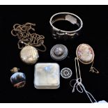 A COLLECTION OF JEWELLERY