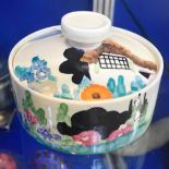 CLARICE CLIFF: A SQUAT LIDDED POT