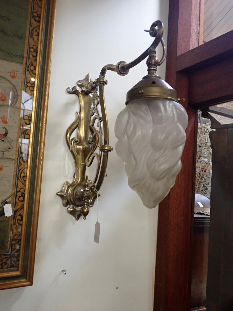 AN EARLY 20TH CENTURY BRASS AND NICKEL PLATED ART NOUVEAU WALL LIGHT