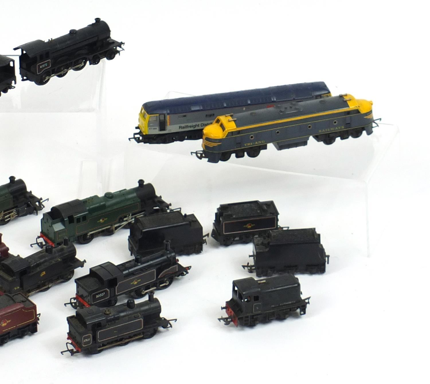 00 gauge model railway, locomotives and diesel engines including Lima, Tri-ang and Hornby : For - Image 6 of 6