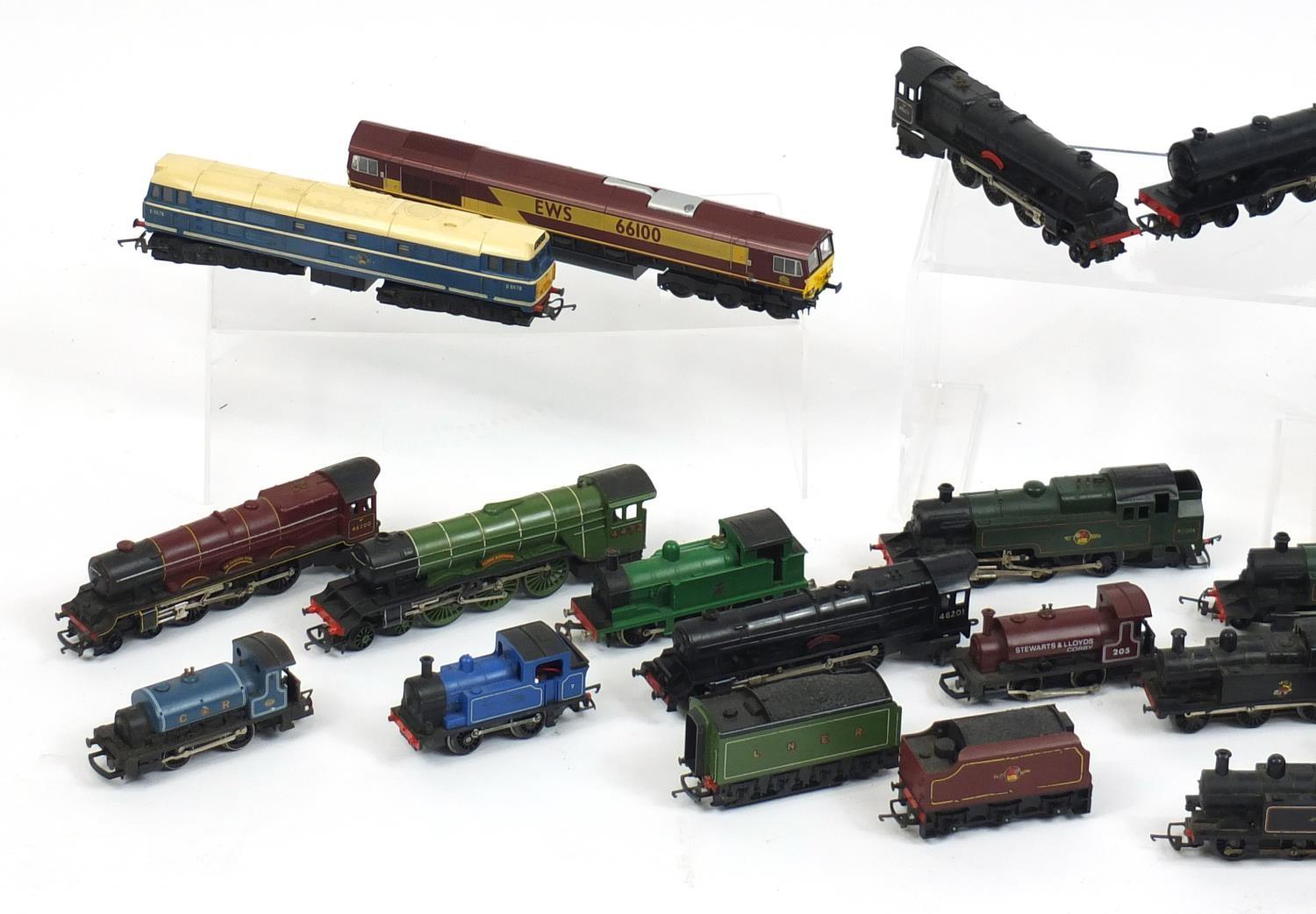 00 gauge model railway, locomotives and diesel engines including Lima, Tri-ang and Hornby : For - Image 2 of 6