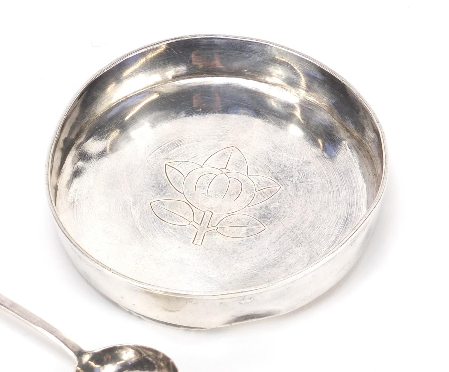 Japanese silver comprising a coaster engraved with a flower head, two servers and a spoon by - Image 3 of 6