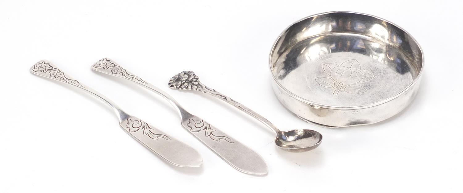Japanese silver comprising a coaster engraved with a flower head, two servers and a spoon by