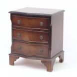 Serpentine front mahogany three drawer chest, with bracket feet, 59cm H x 48cm W x 40cm D :For