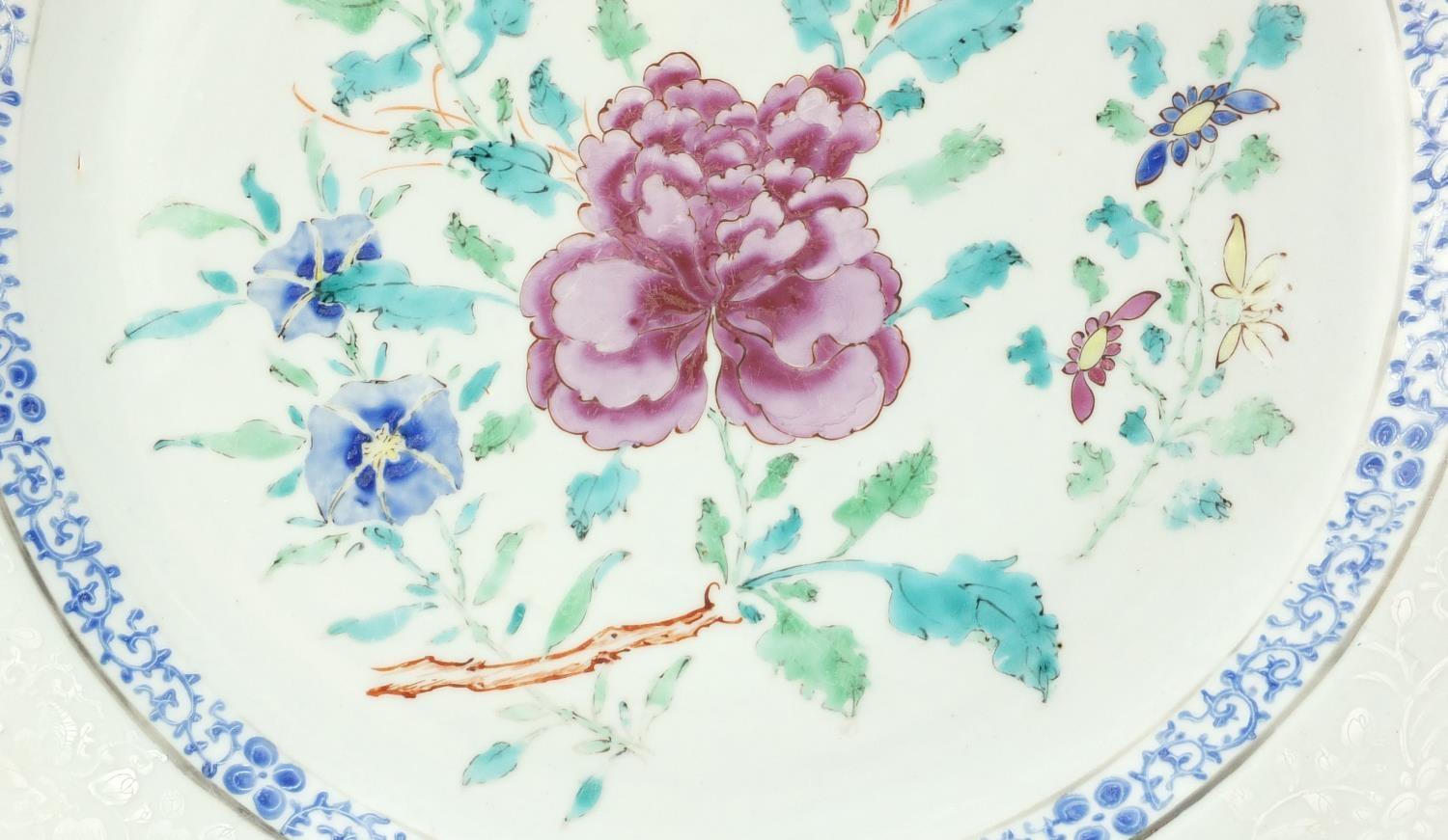 Good pair of Chinese porcelain chargers, each finely hand painted in the famille rose palette with - Image 3 of 9