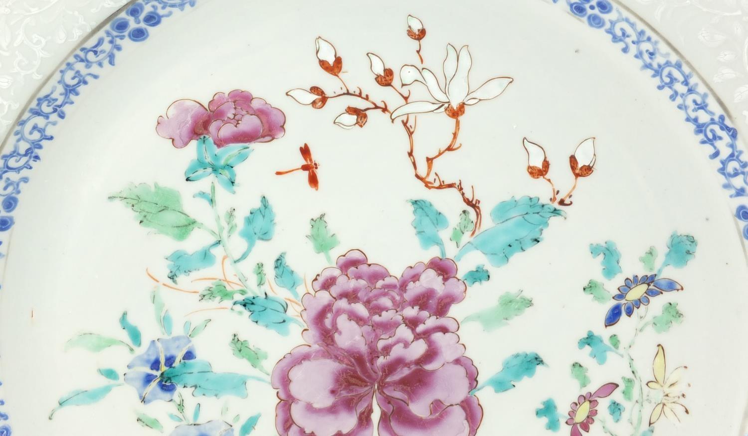 Good pair of Chinese porcelain chargers, each finely hand painted in the famille rose palette with - Image 2 of 9