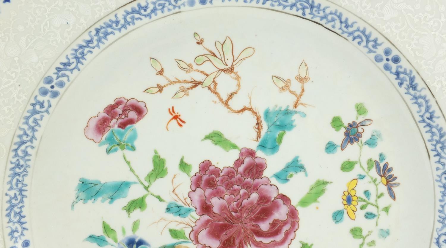 Good pair of Chinese porcelain chargers, each finely hand painted in the famille rose palette with - Image 4 of 9