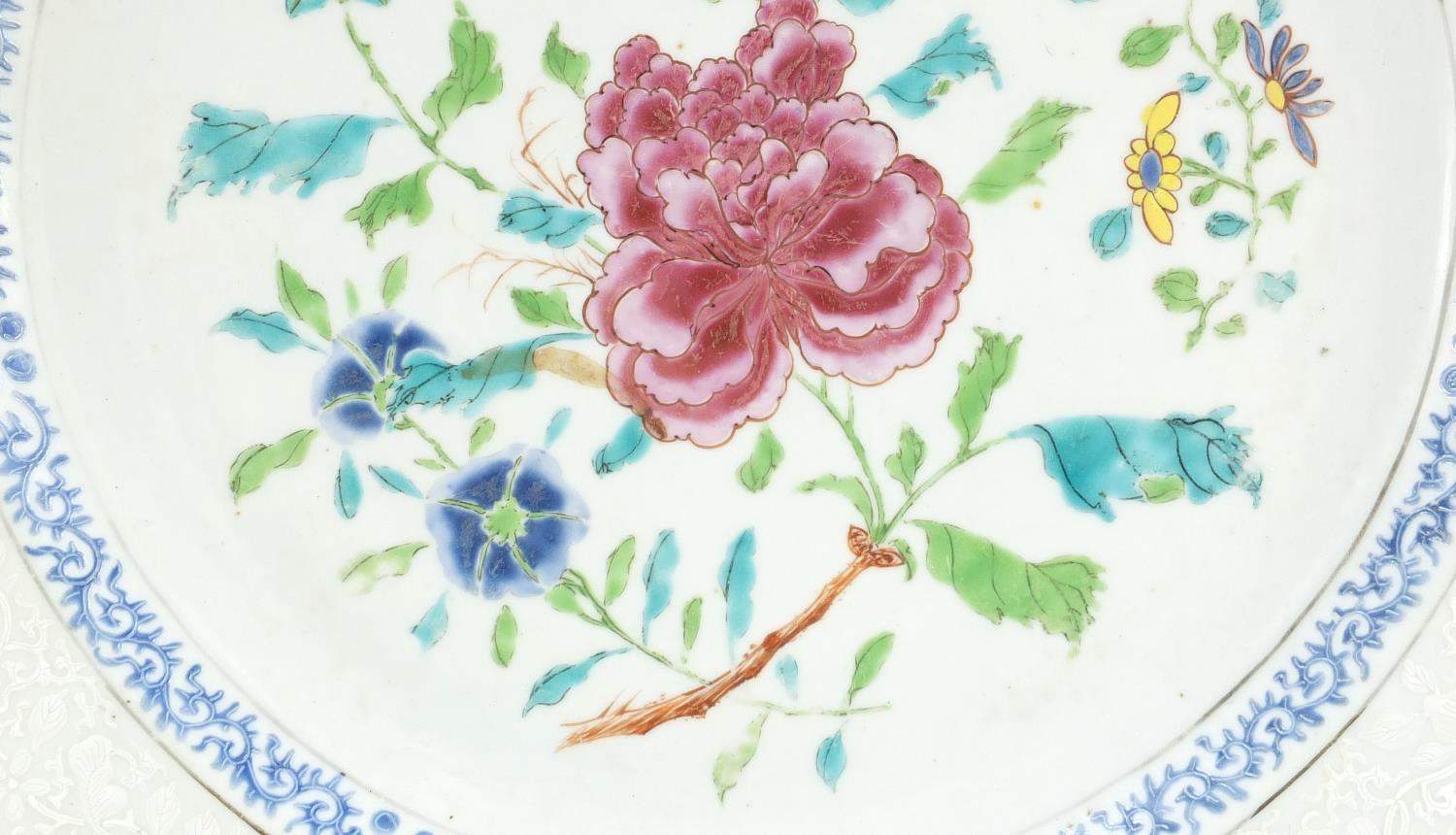 Good pair of Chinese porcelain chargers, each finely hand painted in the famille rose palette with - Image 5 of 9