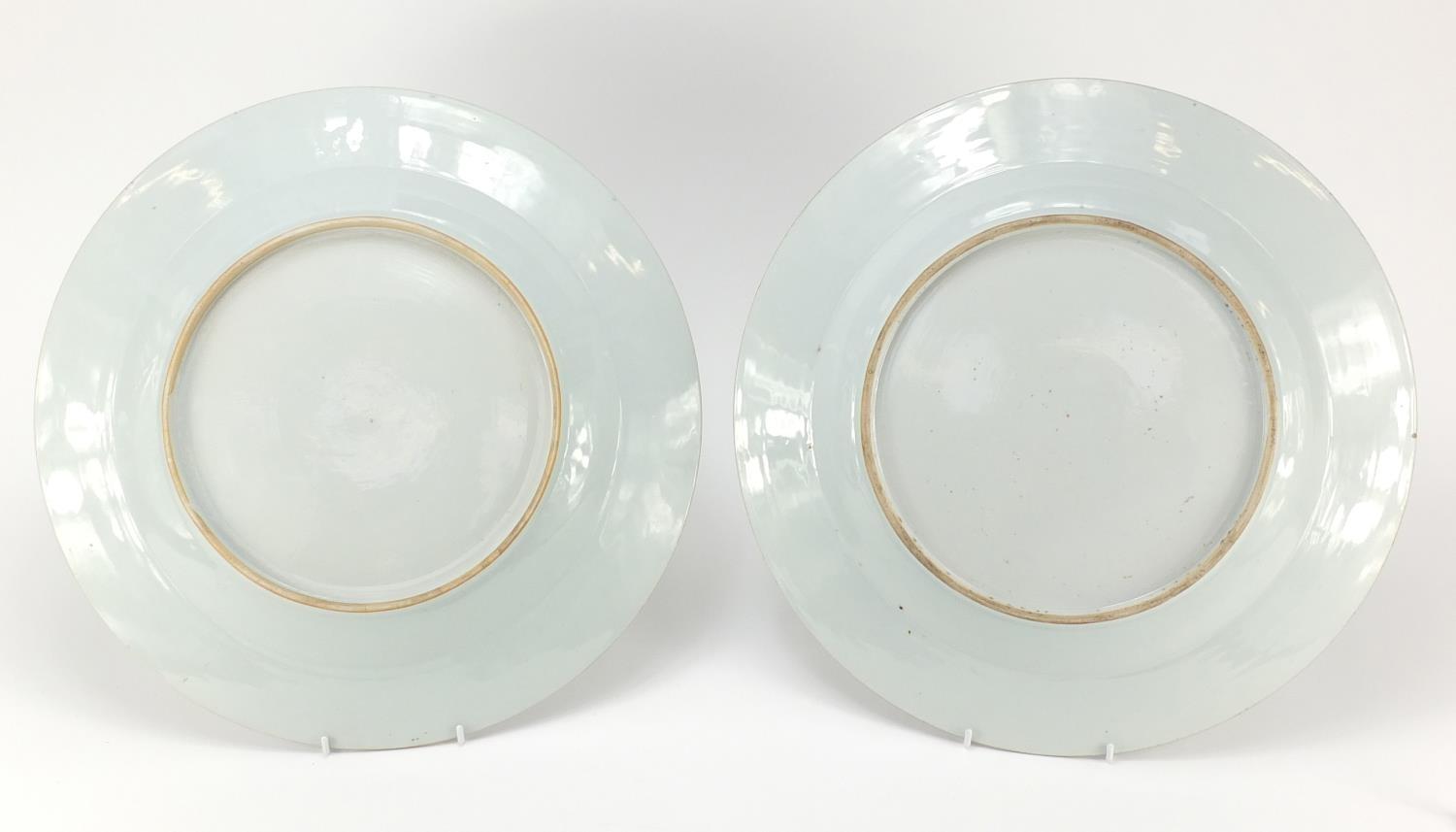 Good pair of Chinese porcelain chargers, each finely hand painted in the famille rose palette with - Image 7 of 9