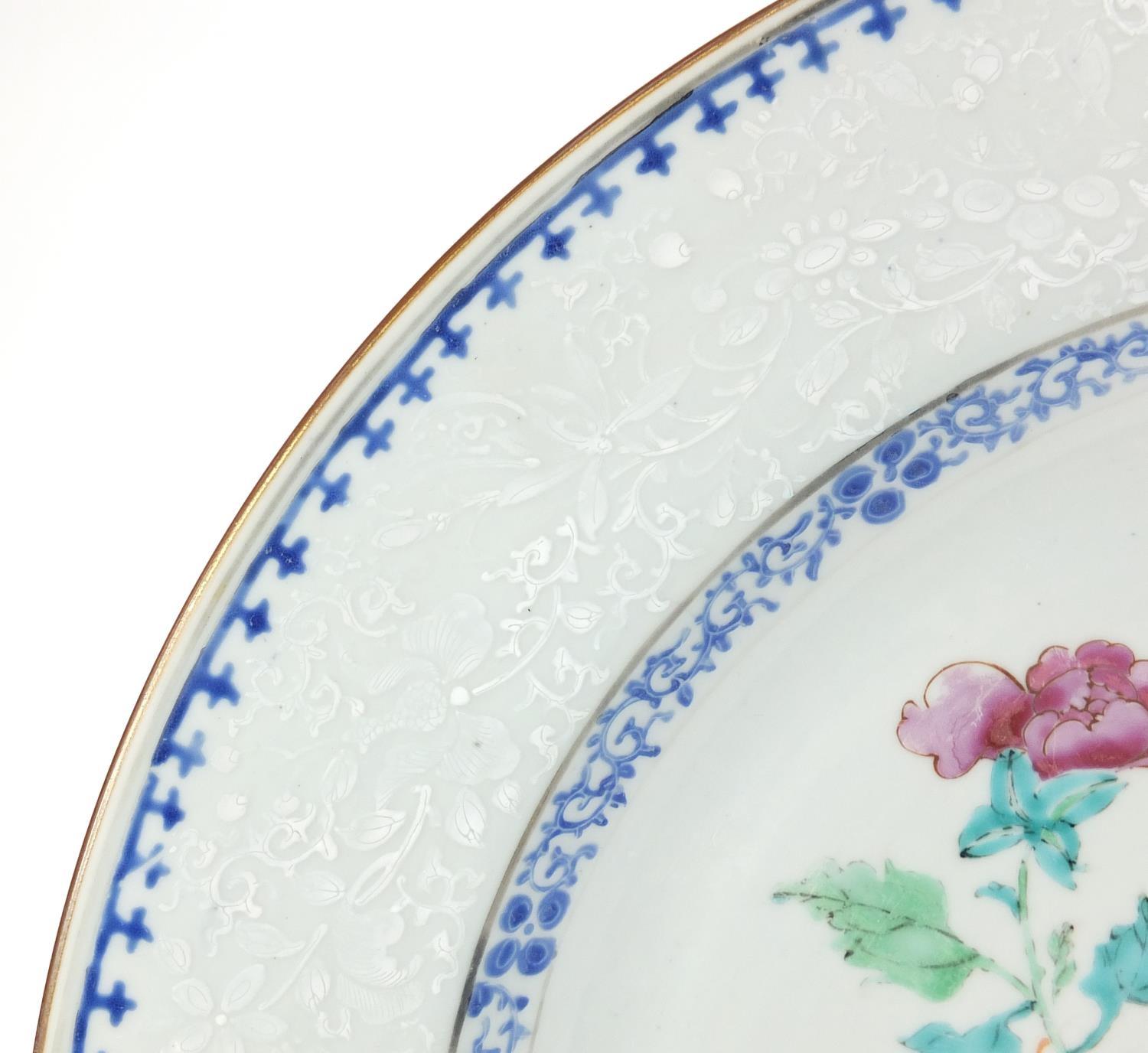 Good pair of Chinese porcelain chargers, each finely hand painted in the famille rose palette with - Image 6 of 9