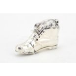 Novelty 800 grade silver vesta in the form of a kitten and mouse on a shoe, 6.5cm in length, 43.