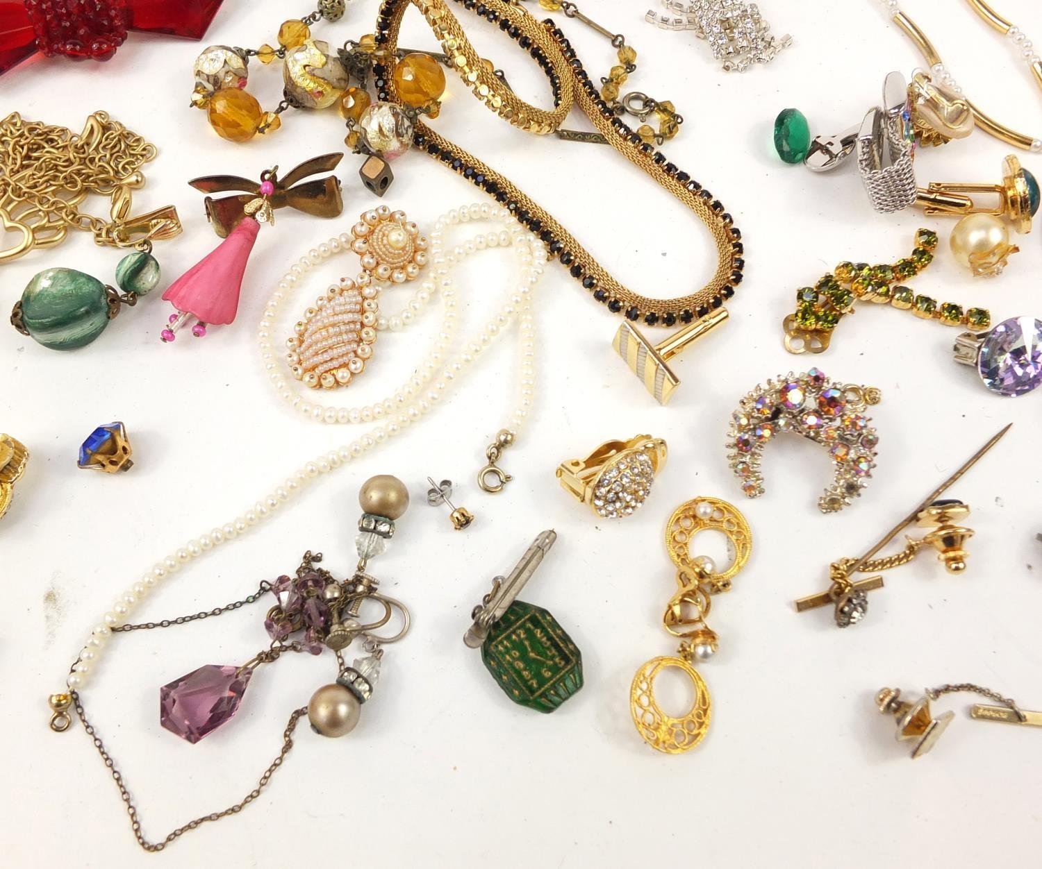 Vintage and later jewellery including brooches, necklaces, bracelets and cuff links :For Further - Image 9 of 10