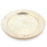 Circular silver shallow dish by John Grinsell & Sons, Birmingham 1908, 14.5cm in diameter, 123.5g :