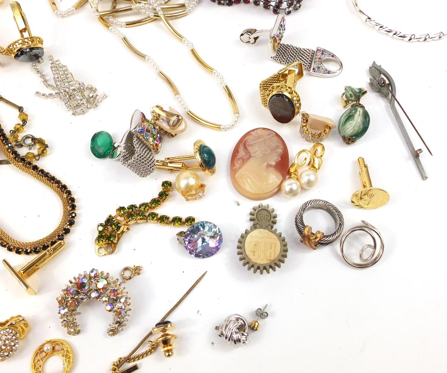 Vintage and later jewellery including brooches, necklaces, bracelets and cuff links :For Further - Image 10 of 10