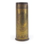 World War I trench art shell engraved souvenir of the World War in France, 1914 1919, 23cm high :