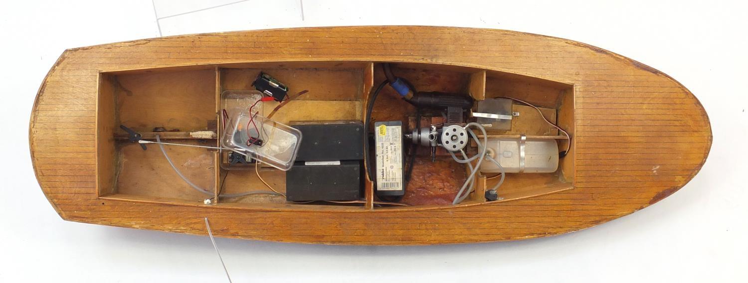 Petrol remote control boat, 120cm in length : For Further Condition Reports Please Visit Our - Image 4 of 5