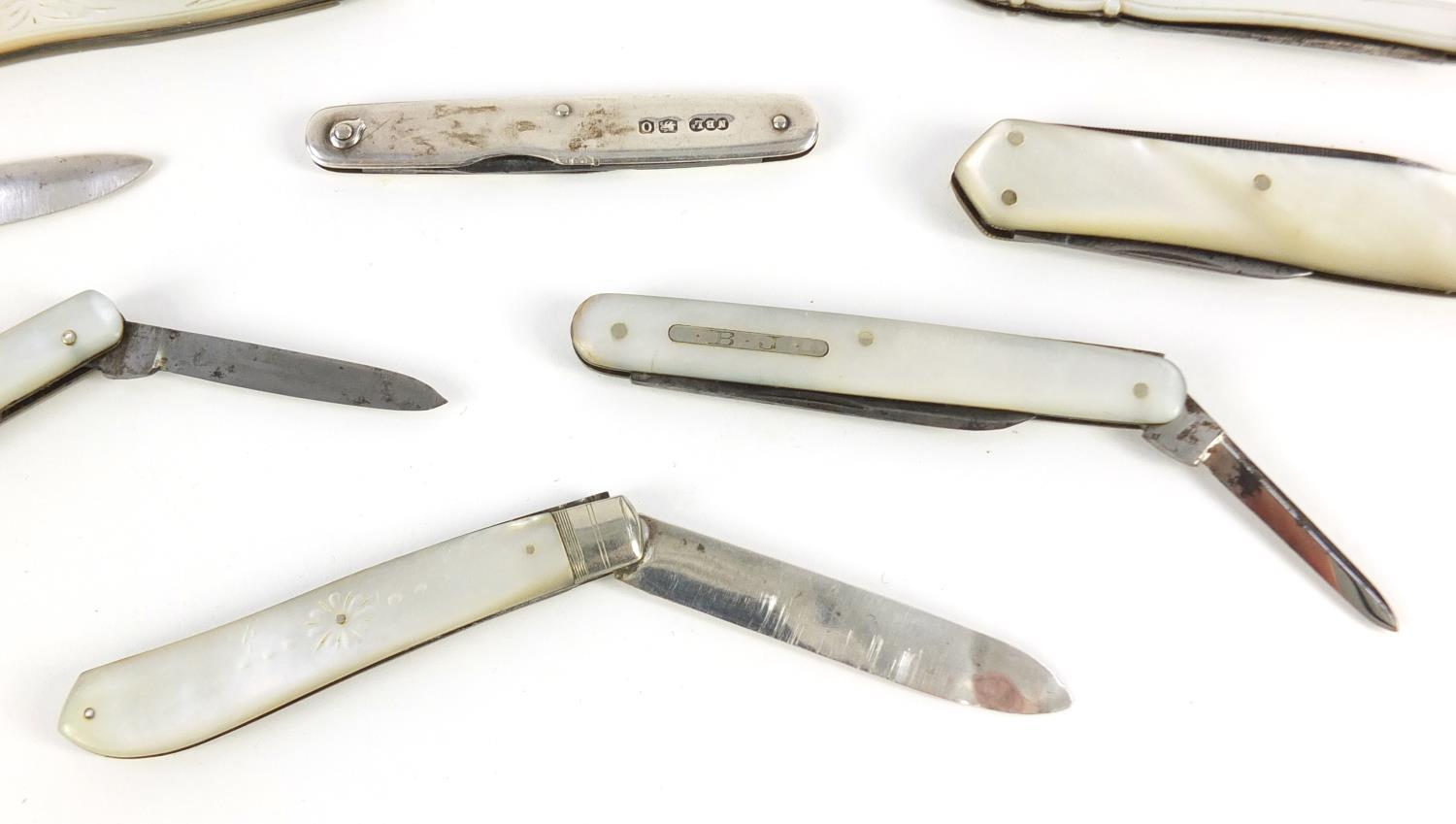 Nine Victorian and later silver and steel bladed mother of pearl flanked folding fruit/pocket knives - Image 10 of 11