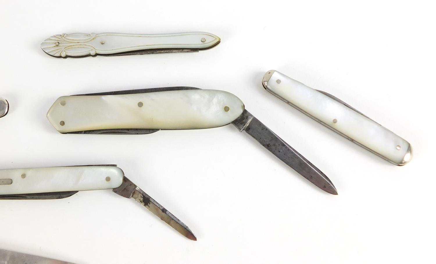 Nine Victorian and later silver and steel bladed mother of pearl flanked folding fruit/pocket knives - Image 11 of 11