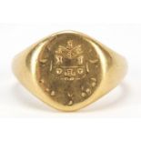 18ct gold signet seal ring engraved with a crest, size S, 10.5g : For Further Condition Reports