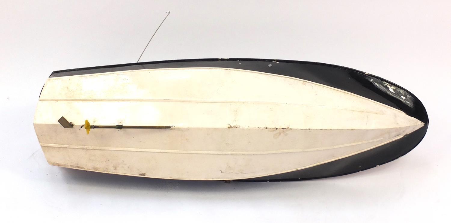 Petrol remote control boat, 120cm in length : For Further Condition Reports Please Visit Our - Image 5 of 5