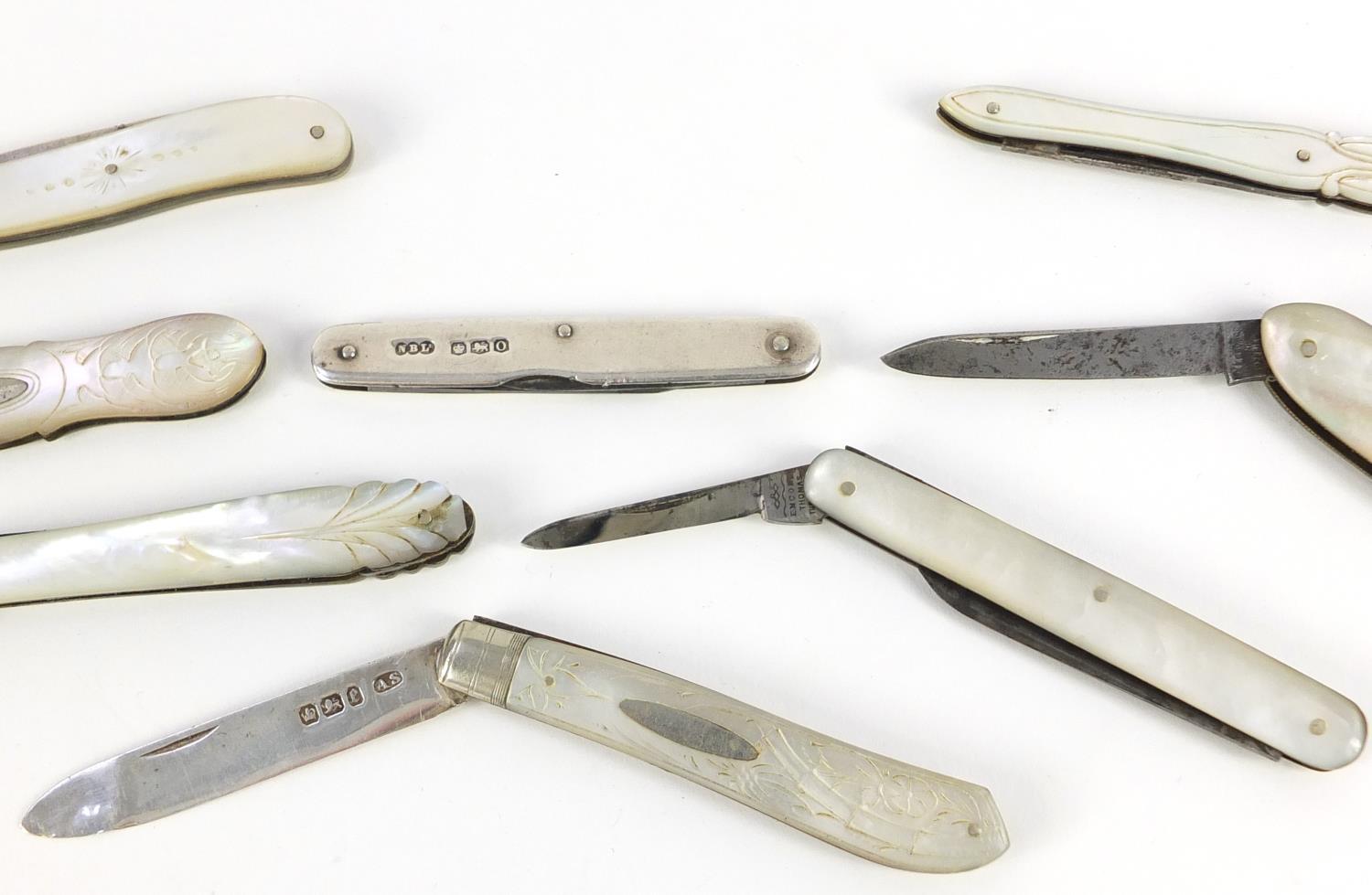 Nine Victorian and later silver and steel bladed mother of pearl flanked folding fruit/pocket knives - Image 3 of 11