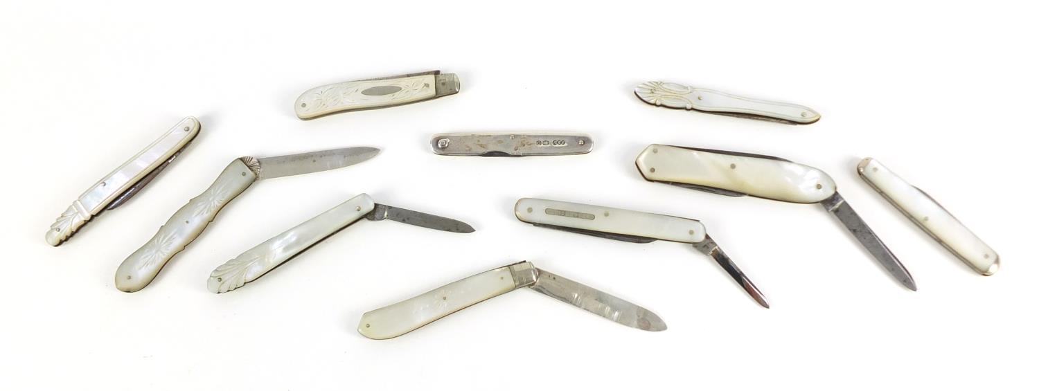 Nine Victorian and later silver and steel bladed mother of pearl flanked folding fruit/pocket knives - Image 7 of 11
