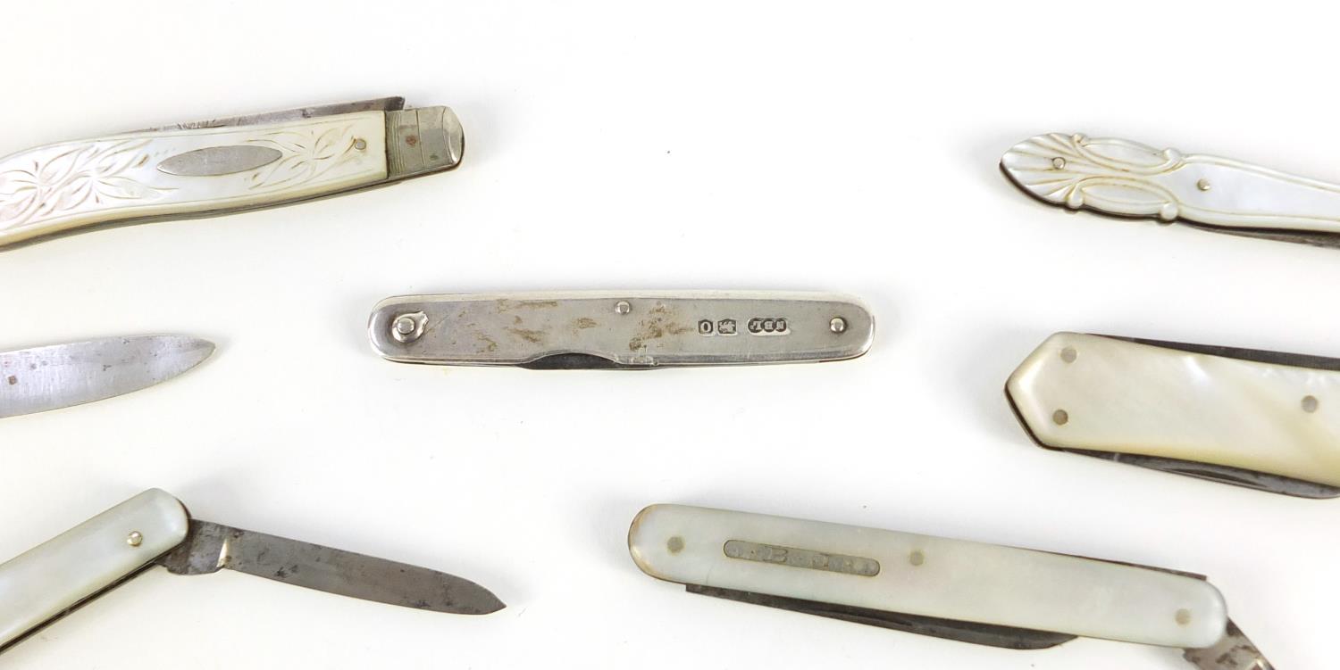 Nine Victorian and later silver and steel bladed mother of pearl flanked folding fruit/pocket knives - Image 9 of 11