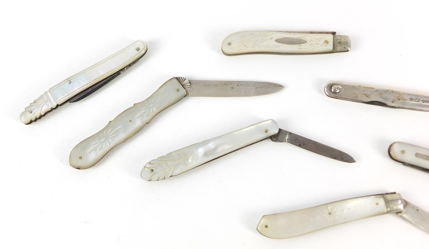 Nine Victorian and later silver and steel bladed mother of pearl flanked folding fruit/pocket knives - Image 8 of 11