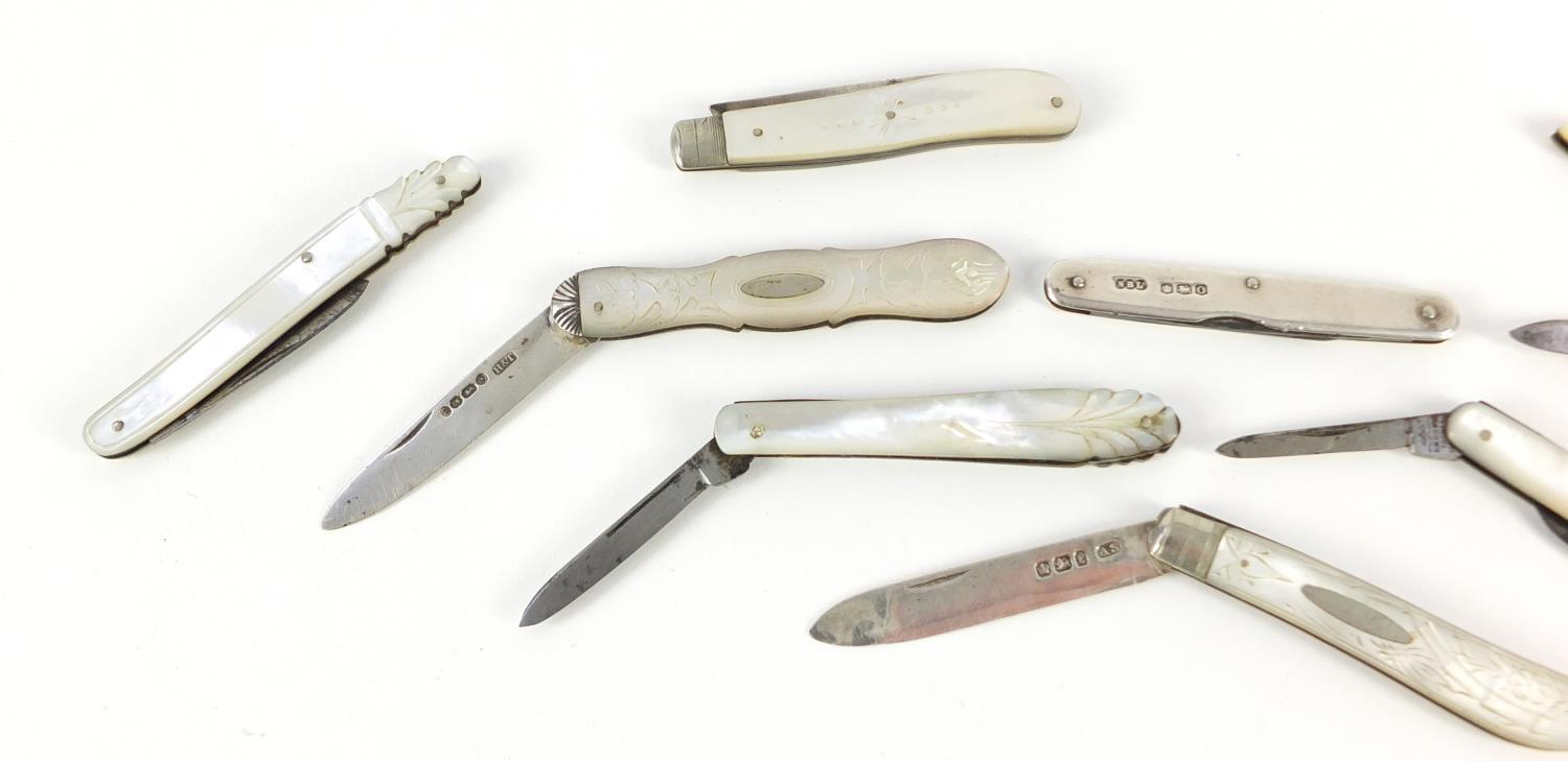 Nine Victorian and later silver and steel bladed mother of pearl flanked folding fruit/pocket knives - Image 2 of 11