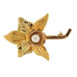 18ct gold and pearl floral brooch, 4.3cm in length, 4.6g : For Further Condition Reports, Please