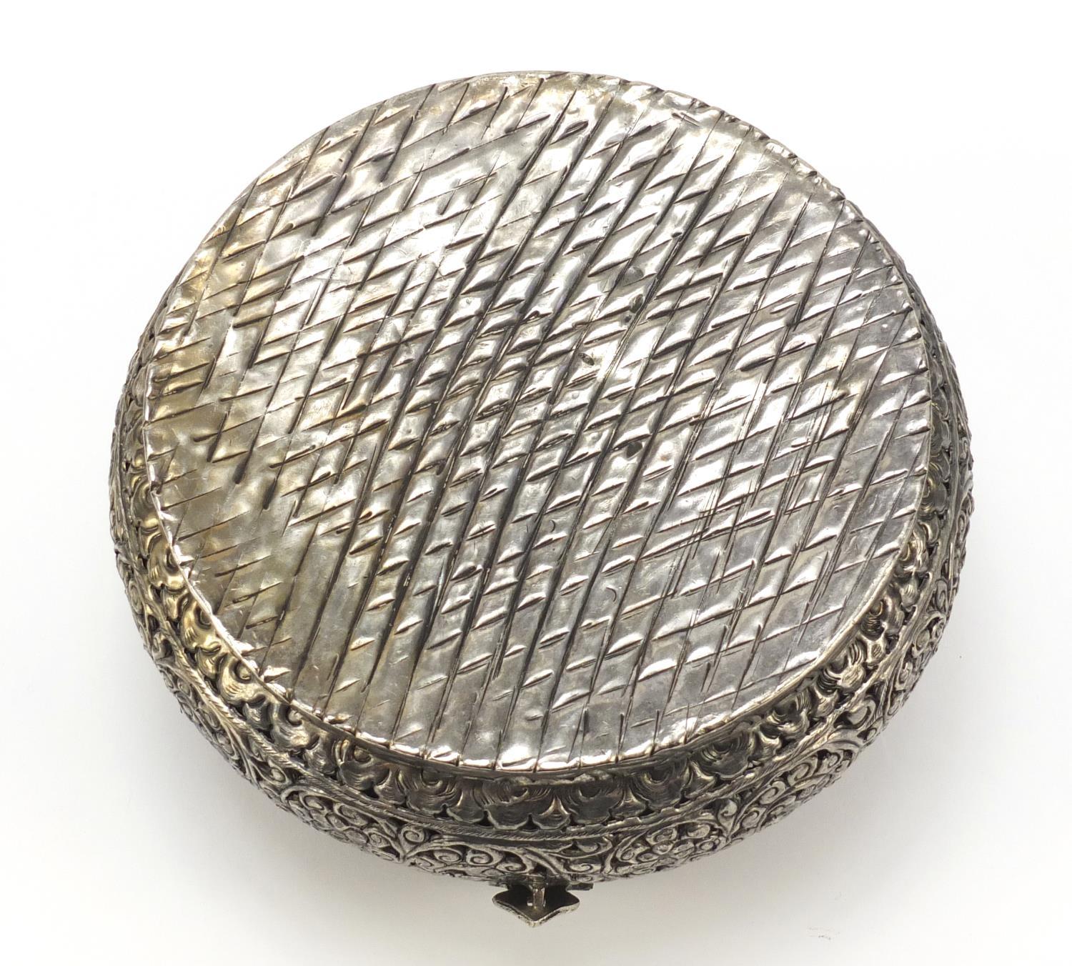 Burmese silver coloured metal pierced container embossed with flowers, 21cm in diameter, 820g : - Image 7 of 7