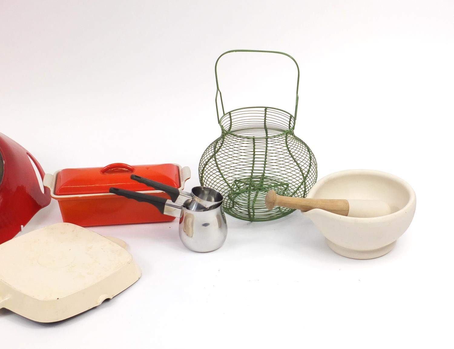 Kitchenalia comprising a parian pestle and mortar, Le Creuset paella dish, baking dish and griddle - Image 7 of 9