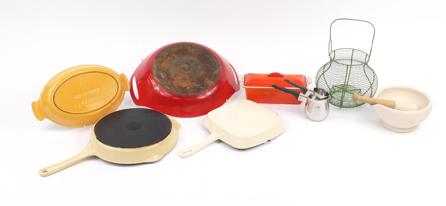 Kitchenalia comprising a parian pestle and mortar, Le Creuset paella dish, baking dish and griddle - Image 5 of 9