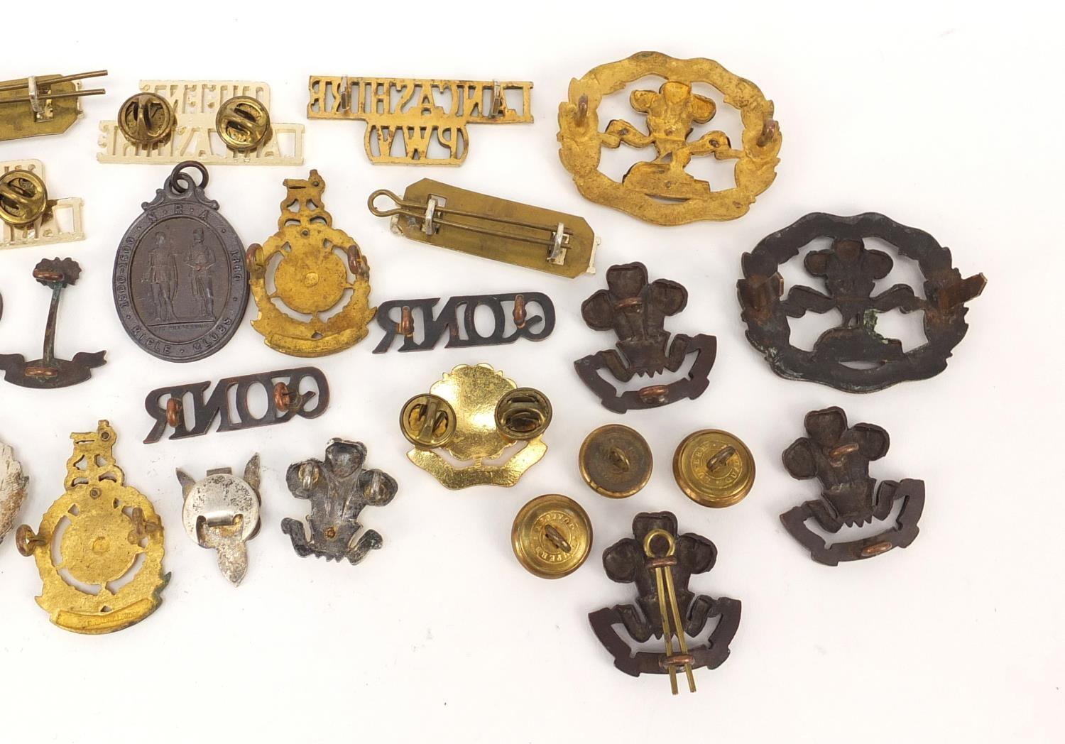 British military cap badges, medallions, buttons and badges relating to Captain B S Mackenzie - Image 6 of 6