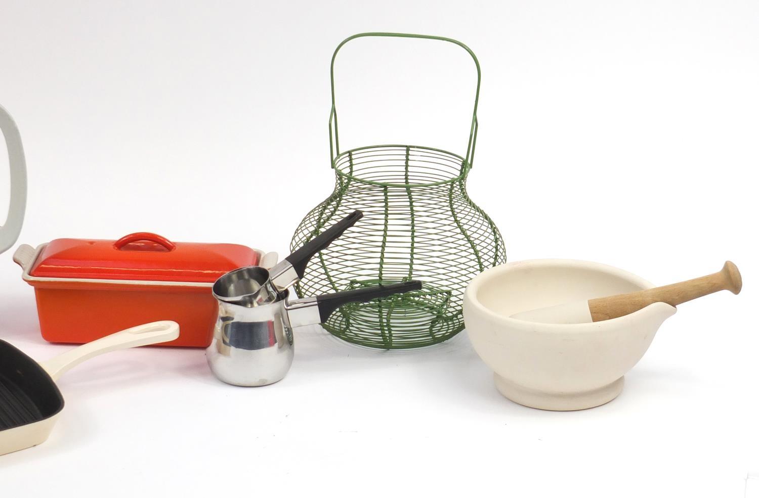 Kitchenalia comprising a parian pestle and mortar, Le Creuset paella dish, baking dish and griddle - Image 4 of 9