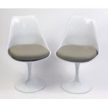 Pair of Eero Saarinen design tulip chairs, each 81cm high