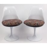 Pair of Eero Saarinen design tulip chairs, each 81cm high