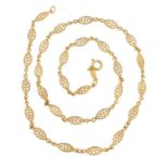 18ct gold filigree design necklace, 50cm in length, 11.0g