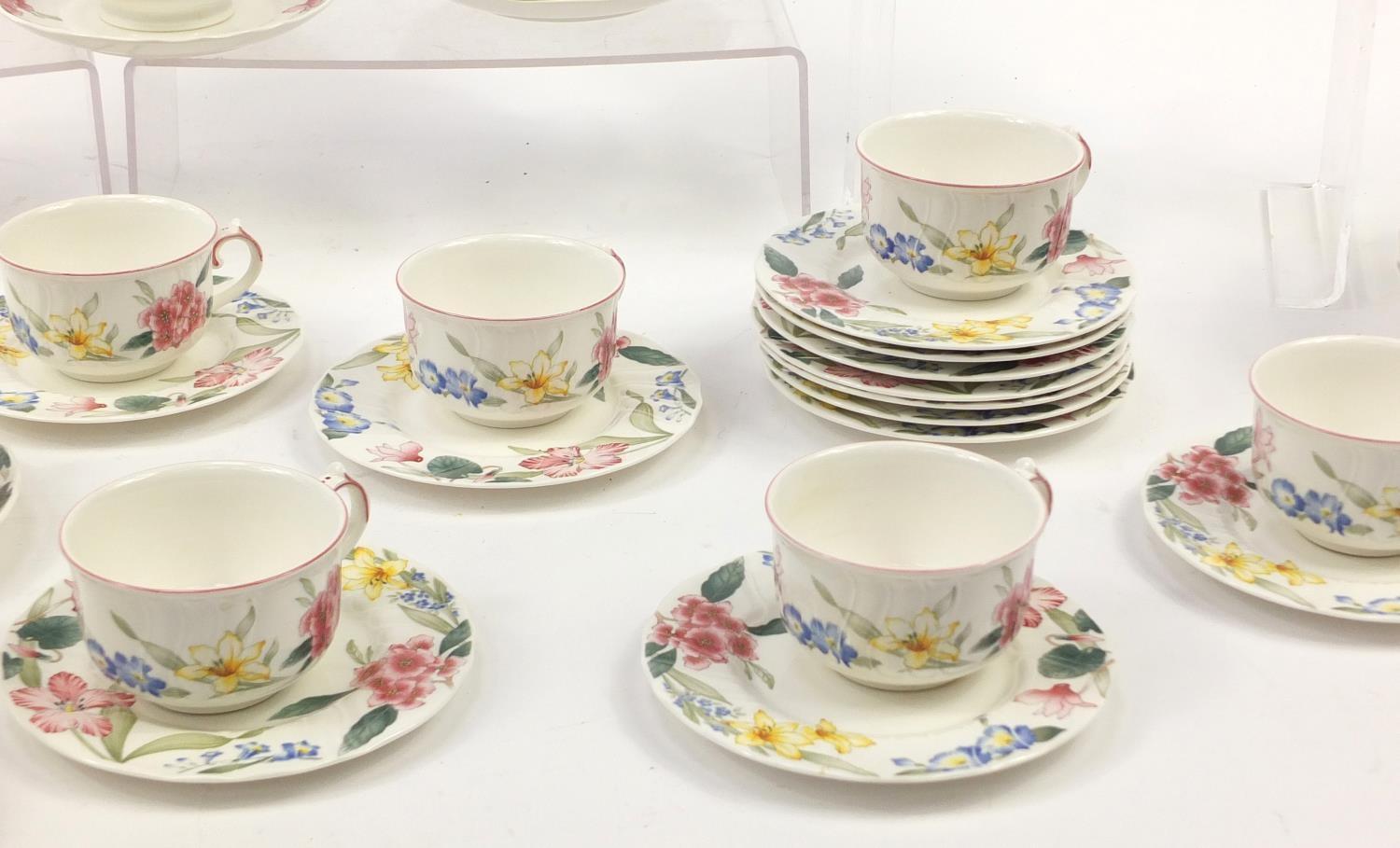 Villeroy & Boch Flora Bella dinner and teaware including plates and cups with saucers - Image 4 of 9