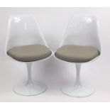 Pair of Eero Saarinen design tulip chairs, each 81cm high