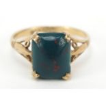 9ct gold bloodstone ring, size J, 2.0g