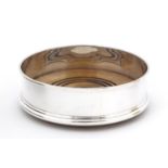 Mappin & Webb, silver and oak wine coaster, London 1991, 13cm in diameter, 149.0g