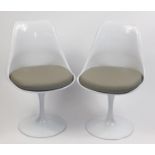 Pair of Eero Saarinen design tulip chairs, each 81cm high