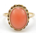 18ct gold cabochon coral ring, size M, 2.2g