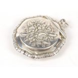 Circular silver compact pendant embossed with flowers, 3.5cm in diameter, 9.8g